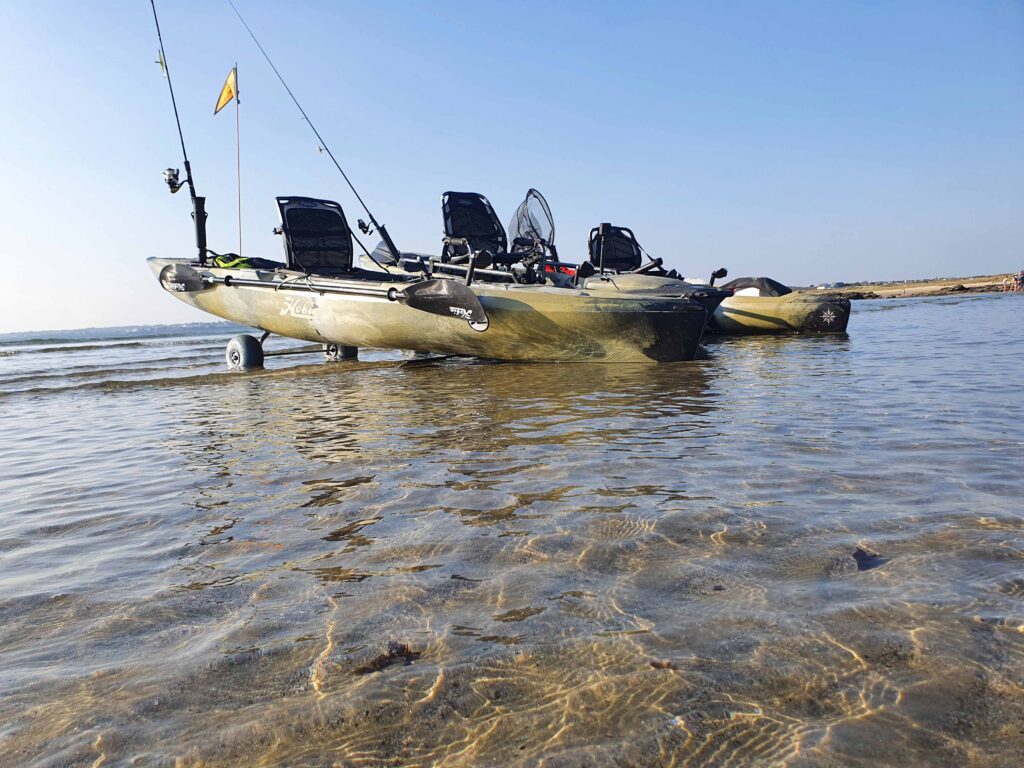 Kayaks de pêche en bord de mer