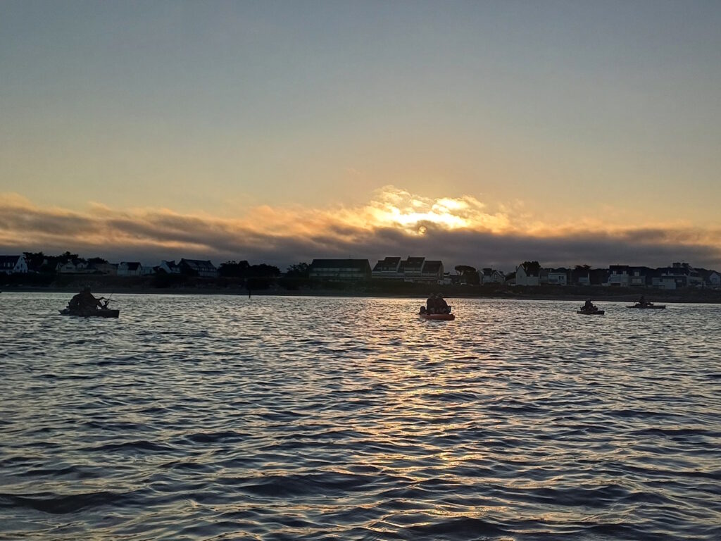 Kayak de pêche au coucher de soleil